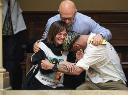 Con llanto: así fue la reacción de la madre de Nicolás Deanna en el Senado.