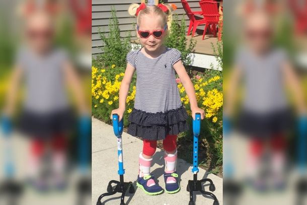 La emocionante reacción de una niña con parálisis que camina por primera vez