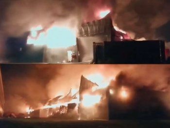 Voraz incendio destruyó una fábrica de colchones en Moreno