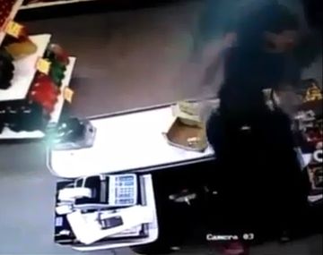 Más que valiente: así golpeó una mujer a un ladrón que entró a su comercio