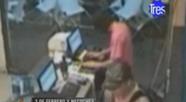 Un ex empleado asaltó una heladería y quedó grabado