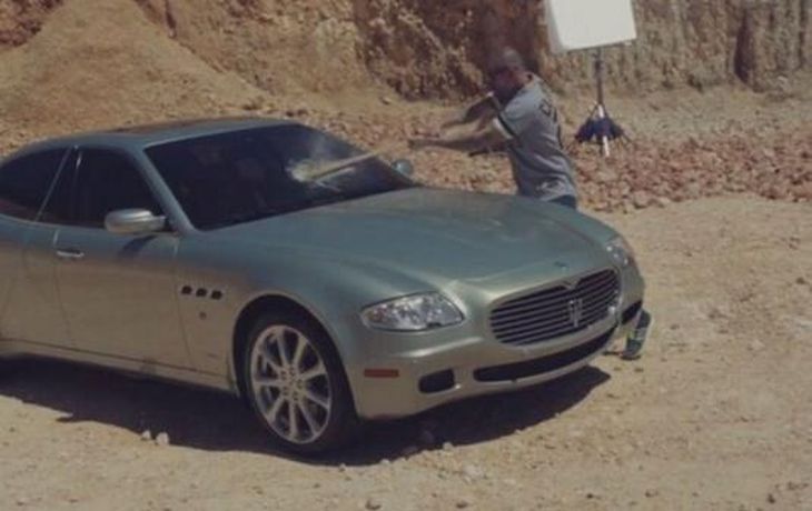 ¡Increíble! René de Calle 13 destruyó su lujoso auto con un bate de béisbol