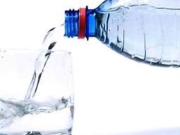 Le pidió un vaso de agua para robarle