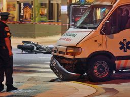 Un motociclista murió luego de chocar con una ambulancia