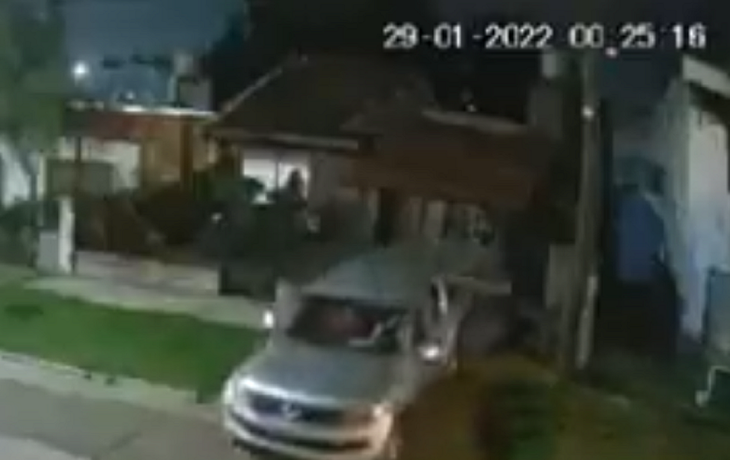 Robaron una pickup y casi se incrustan contra una casa porque no sabían manejarla