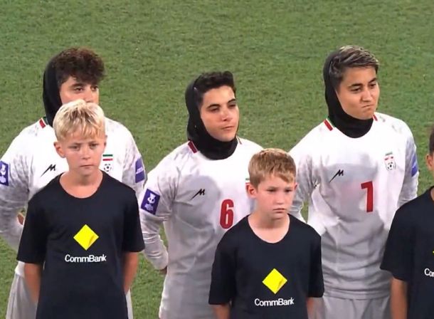 Viral: la Selección de fútbol femenino de Irán se negó a cantar el himno en señal de protesta