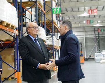 Fernando Gray y José Ignacio de Mendiguren recorrieron el centro de distribución de la empresa Frávega en Esteban Echeverría