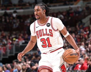 Polémica en la NBA: Chicago Bulls cortó a un jugador por sus declaraciones en redes