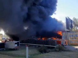 Moreno: caos por un incendio en un depósito de neumáticos