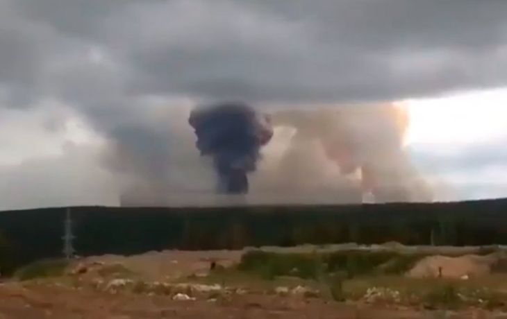 Impresionante explosión: estalló un arsenal militar y evacuaron a 10 mil personas