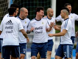 con messi como estandarte, la seleccion puso primera en ezeiza con messi como estandarte, la seleccion puso primera en ezeiza