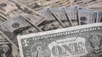 tras el nuevo recargo al dolar, en las primeras operaciones el blue se negocia a $145 tras el nuevo recargo al dolar, en las primeras operaciones el blue se negocia a $145