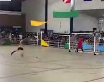 Conmoción total en Brasil: un arquero de futsal murió tras atajar un penal