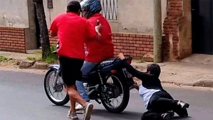 Entre Ríos: motochorros la arrastraron por la calle y la pisó un auto