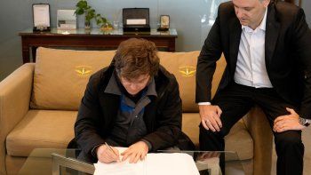 milei llego de oslo y firmo el proyecto de reforma laboral milei llego de oslo y firmo el proyecto de reforma laboral