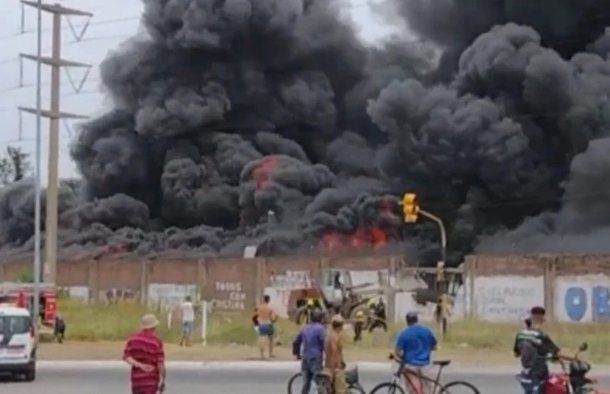 Se incendia una vieja terminal de colectivos en Florencio Varela