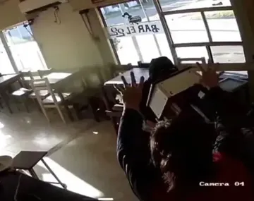 El momento en el que delincuente comenzó a golpear al comerciante.