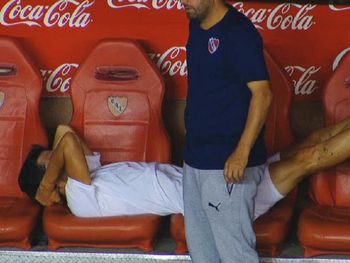 Albertengo es atendido en el banco de suplentes