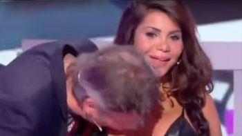 Una mujer se negó a darle un beso a un hombre y este le besó el pecho. Una mujer se negó a darle un beso a un hombre y este le besó el pecho.