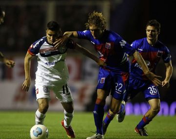 El defensor durante su paso por Tigre, marcando a Ángel Correa