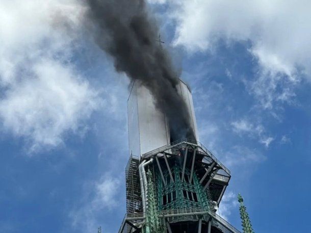 La escena recordó el devastador incendio que destruyó la catedral de Notre Dame de París en 2019