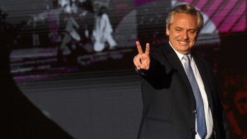 El presidente saludó a la multitud y emitió un discurso en el escenario de la Plaza de Mayo El presidente saludó a la multitud y emitió un discurso en el escenario de la Plaza de Mayo