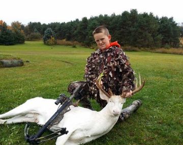 Un nene de 11 años caza a un preciado ciervo albino