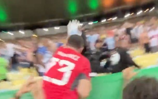 Dibu Martínez, a los manotazos con la policía brasileña para defender a los hinchas argentinos