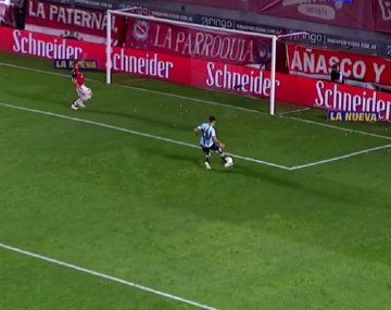 ¿El blooper del año? El insólito gol que erró Reniero con el arco libre