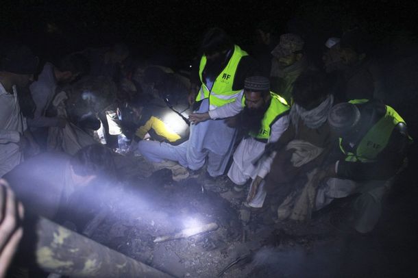 Rescate de cuerpos avión estrellado en Pakistán 