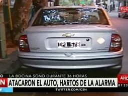 Vecinos furiosos rompieron un auto porque no paraba de sonar la alarma