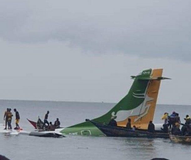 Tanzania: cayó un avión en un lago y hay al menos 19 muertos