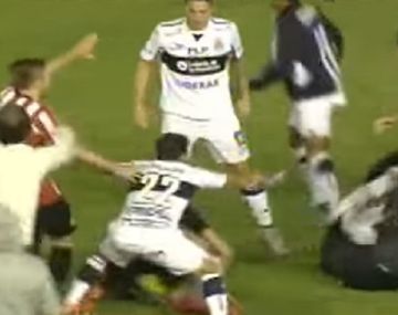 {altText(,#SoldadoNiell: Puso su cuerpo para salvar a Andújar de las patadas)}