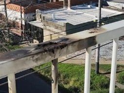 Un joven se electrocutó al apoyarse en la baranda de un balcón