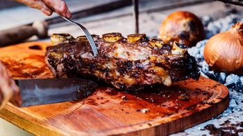 Con cortes de carnes premium, este bodegón ofrece el mejor asado de la ciudad. Con cortes de carnes premium, este bodegón ofrece el mejor asado de la ciudad.