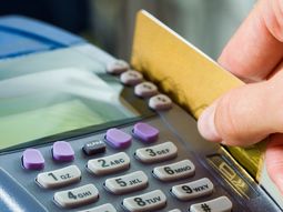 Retiran el IVA a las propinas que se paguen con tarjeta de crédito y débito