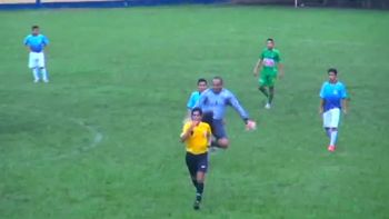 video: la violenta patada al arbitro 