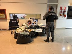 colonia: incautan ropa contrabandeada desde argentina por mas de $ 1,7m colonia: incautan ropa contrabandeada desde argentina por mas de $ 1,7m