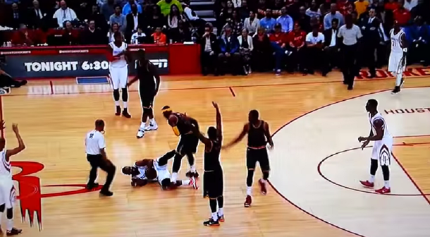 Mirá la brutal patada que recibió LeBron James en la ingle