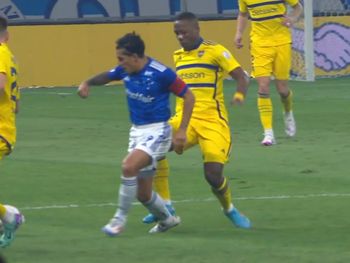 La insólita expulsión de Luis Advíncula al minuto de juego: se fue llorando