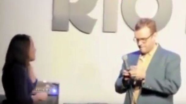 Puede fallar: pidió casamiento en público y lo rechazaron