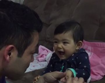 Imposible cortarle las uñas a esta beba