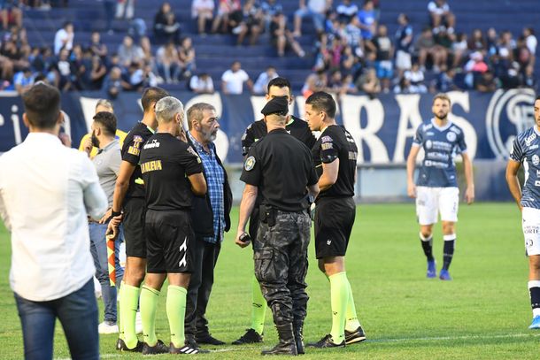 Terror en la Primera Nacional: barras armados y encapuchados suspendieron Independiente Rivadavia-Atlanta