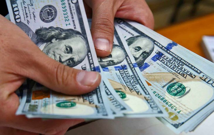 El dólar baja tras el anuncio de las medidas del Gobierno