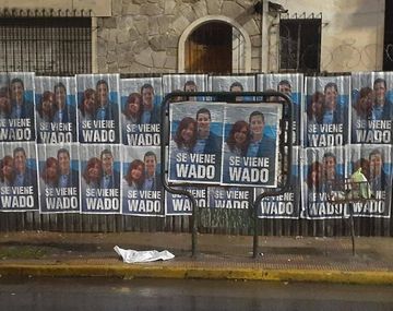 Se viene Wado: los afiches que aparecieron tras el acto en Plaza de Mayo