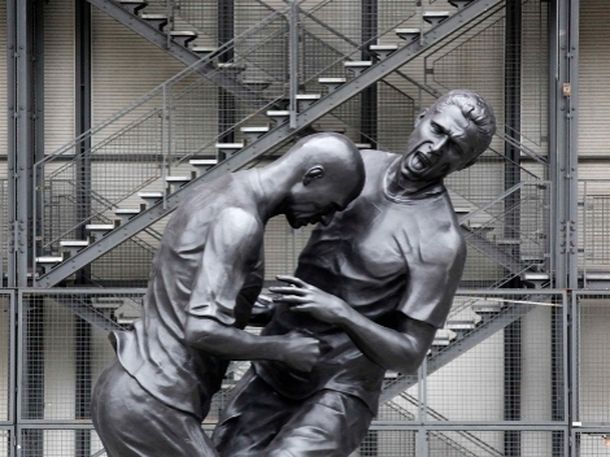 El cabezazo de Zidane, inmortalizado en una estatua en París