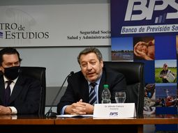 Alfredo Cabrera, presidente del Banco de Previsión Social (BPS) de Uruguay brindó detalles sobre la reforma de la seguridad social en el Senado. Alfredo Cabrera, presidente del Banco de Previsión Social (BPS) de Uruguay brindó detalles sobre la reforma de la seguridad social en el Senado.