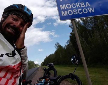 Lucas Ledesma llegó en bici a Rusia - Crédito: Facebook&nbsp;Todo a pedal