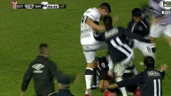 escandalo en el clasico de la plata: suspendido tras una batalla campal escandalo en el clasico de la plata: suspendido tras una batalla campal