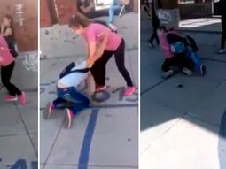 Dos alumnas se pelearon afuera del colegio Dos alumnas se pelearon afuera del colegio